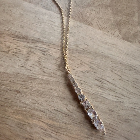 ANTHROPOLOGIE Elegant Gold and Pendant Necklace Gold Plated - Picture 5 of 6